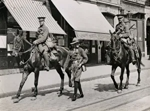 WWI: British soldiers in Paris, guided by boy scout