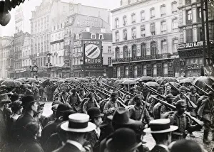 WWI: German soldiers in Brussels, large crowd