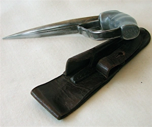 Images Dated 22nd July 2007: WWI - Robbins of Dudley Trench Fighting Punch Dagger