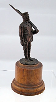 Images Dated 10th January 2013: WWI Tommy in marching order, c 1914