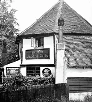 Albans Collection: Ye Old Fighting Cocks pub, St Albans