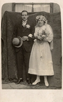 Images Dated 31st March 2017: Young couple in wedding costume