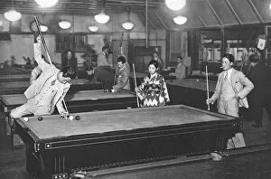 Kimono Gallery: Three young Japanese people play billiards