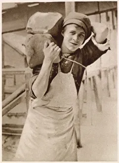 Images Dated 7th June 2021: A young lad carrying the clay. Date: 1913