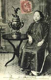Images Dated 20th April 2011: Young Vietnamese woman