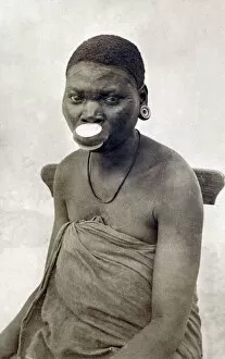 Afro Gallery: Young woman with a pronounced lip plate - Mozambique