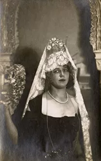 Images Dated 14th February 2018: Young woman in a Spanish mantilla, holding a fan