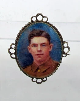 Images Dated 27th September 2012: Young WWI soldier in a 9 carat gold frame